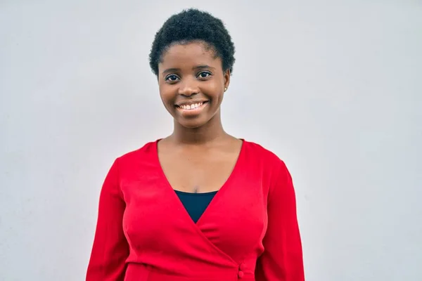 Joven Mujer Afroamericana Sonriendo Feliz Pie Ciudad — Foto de Stock