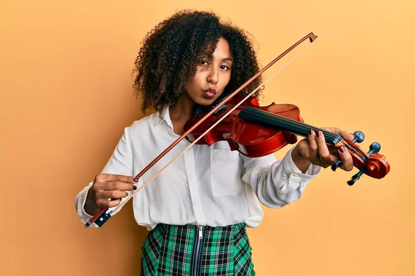 Schöne Afrikanisch Amerikanische Frau Mit Afro Haaren Die Klassische Geige — Stockfoto
