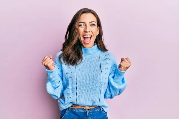 Jovem Morena Vestindo Camisola Inverno Casual Sobre Fundo Rosa Celebrando — Fotografia de Stock