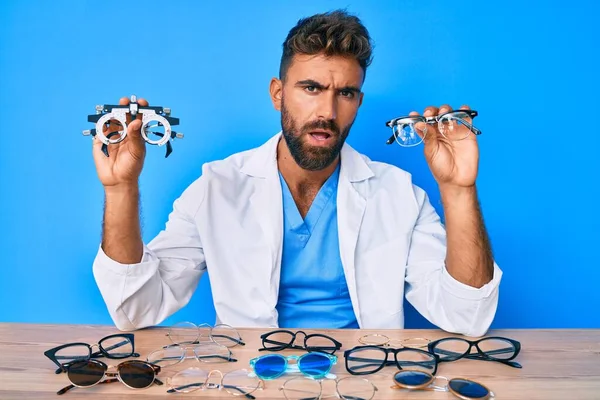 Joven Hispano Con Gafas Optometría Sentado Mesa Con Cara Shock — Foto de Stock