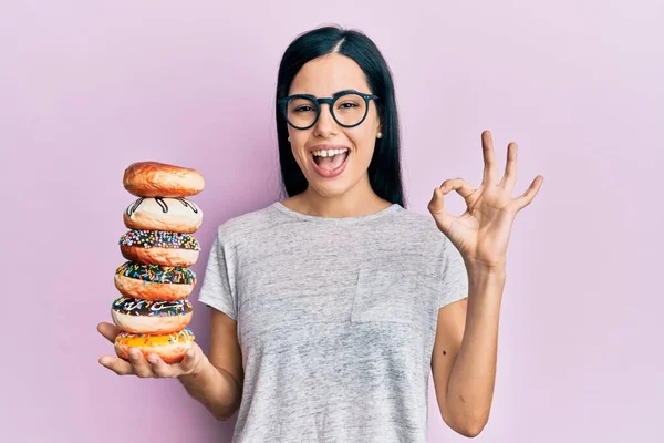 Vacker Ung Kvinna Som Håller Hög Med Läckra Färgglada Munkar — Stockfoto