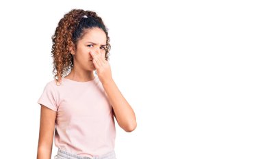 Kıvırcık saçlı güzel bir kız. Günlük kıyafetler giyiyor. Kokuşmuş ve iğrenç bir koku alıyor. Kötü kokuyor. 