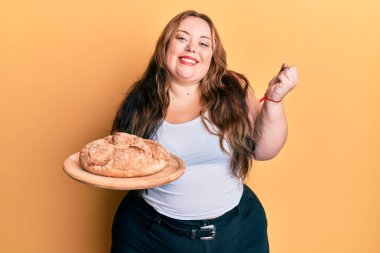 Ayrıca boyunda beyaz bir kadın elinde ekmek tutarak gururla bağırıyor zaferi kutluyor ve kollarını kaldırınca çok heyecanlanıyor. 