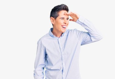 Kısa saçlı, iş elbiseleri giyen, mutlu ve gülümseyen genç bir kadın. arama kavramı. 