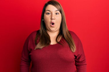 Güzel esmer, iri yarı, gündelik kıyafetler giyen, ağzı açık, korkmuş, şaşırmış, imansız bir kadın. 