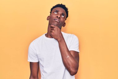 Genç Afro-Amerikan erkek günlük kıyafetler giyiyor. Ağrılı boyuna dokunuyor. Grip, mantar ve enfeksiyon yüzünden boğazı ağrıyor. 