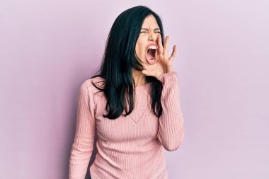 Genç İspanyol kadın gündelik kıyafetler giyip el ele tutuşarak bağırıyor ve çığlık atıyordu. iletişim konsepti. 