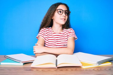 Tatlı İspanyol kız okul sınavına hazırlanıyor. Masaya oturmuş, profilini rahatlatmaya çalışıyor. Doğal bir yüz ifadesi ve kendine güvenen bir gülümsemesi var.. 