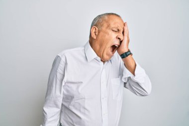 Yakışıklı, beyaz tişört giyen, yarı yüz, göz ve ağzı elle kapatmaktan yorgun düşmüş. Yüzüm acıyor.. 