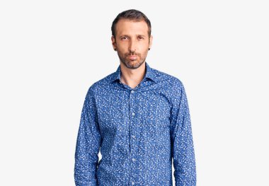 Depresyonda ve endişeli, sinirli ve korkmuş genç ve yakışıklı bir adam. hüzünlü ifade. 