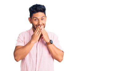 Yakışıklı Latin Amerikalı sıradan bir yaz tişörtü giymiş kıkırdayıp gülüyor, kıkırdıyor elleri, dedikoduları ve skandalları ağızlarına tıkıyor. 