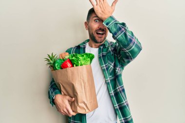 Sakallı yakışıklı bir adam, elinde poşetle market alışverişi yapıyor. Yanlışlıkla el ele tutuşarak şaşırmış. Hatayı hatırla. Unuttum, kötü hafıza kavramı. 
