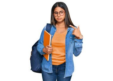 Sırt çantası takan genç Latin bir kız. Elinde kitaplarla elini kaldırarak reklamını yapıyor. Ciddi ve sakin bir yüzü var. 