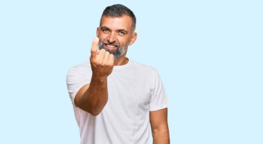 Orta yaşlı, beyaz tişört giyen yakışıklı bir adam seni buraya davet ediyor. Elinle mutlu bir şekilde karşıla ve gülümse. 