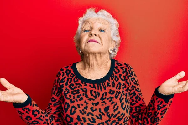 头发灰白的老年妇女 穿着休闲服 没有头绪 与张开的胳膊混淆不清 没有头绪 面容可疑 — 图库照片