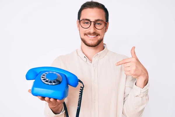 Elinde Antika Bir Telefonla Gülümseyen Mutlu Gururlu Birini Işaret Eden — Stok fotoğraf
