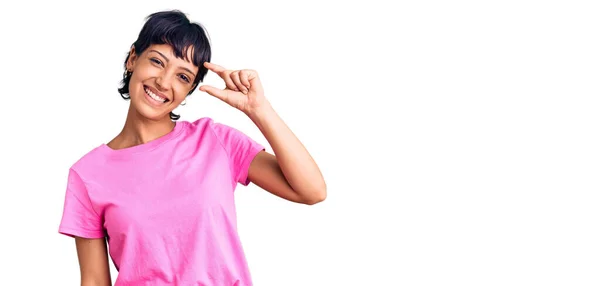 Young Brunette Woman Short Hair Wearing Casual Clothes Smiling Confident — Stock Photo, Image