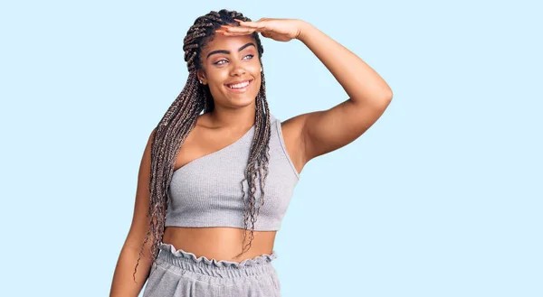 Młoda Afroamerykanka Warkoczami Ubrana Odzież Sportową Bardzo Szczęśliwa Uśmiechnięta Patrząca — Zdjęcie stockowe