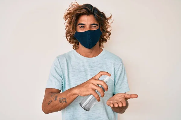 Joven Hombre Hispano Con Máscara Covid Usando Gel Desinfectante Manos —  Fotos de Stock