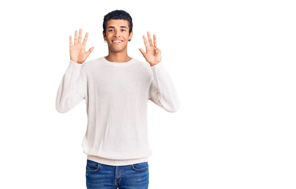 Jovem Afro Americano Vestindo Roupas Casuais Mostrando Apontando Para Cima — Fotografia de Stock