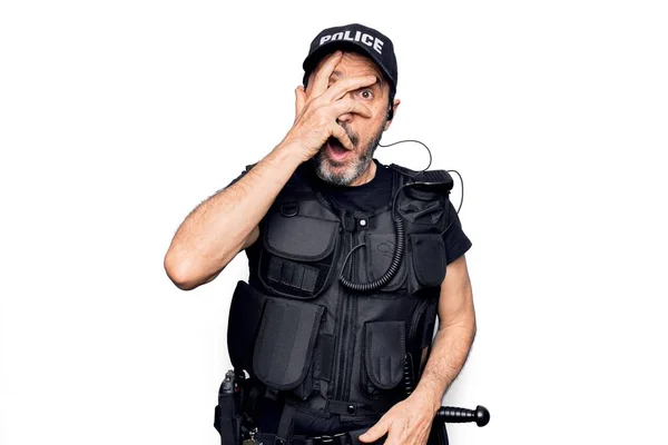 Middelbare Leeftijd Politieman Dragen Politie Uniform Kogelvrij Vest Witte Achtergrond — Stockfoto