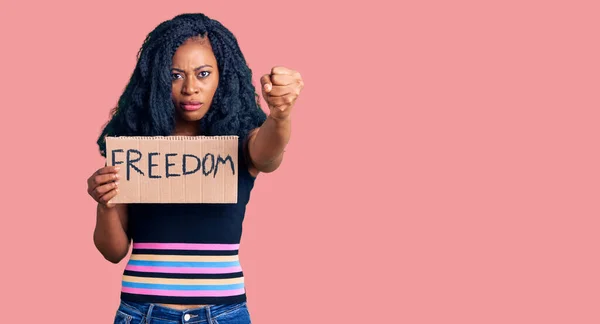 Gyönyörű Afro Amerikai Kezében Szabadság Transzparens Bosszús Frusztrált Kiabál Harag — Stock Fotó