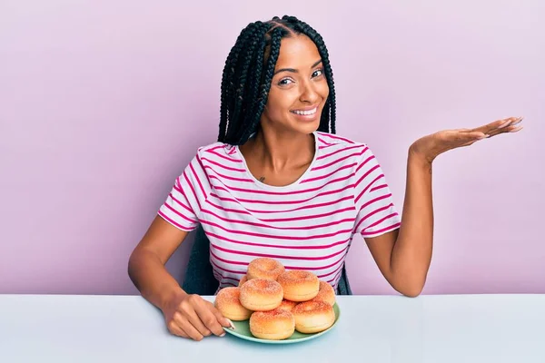 Schöne Hispanische Frau Isst Donut Zum Frühstück Schreit Stolz Feiert — Stockfoto