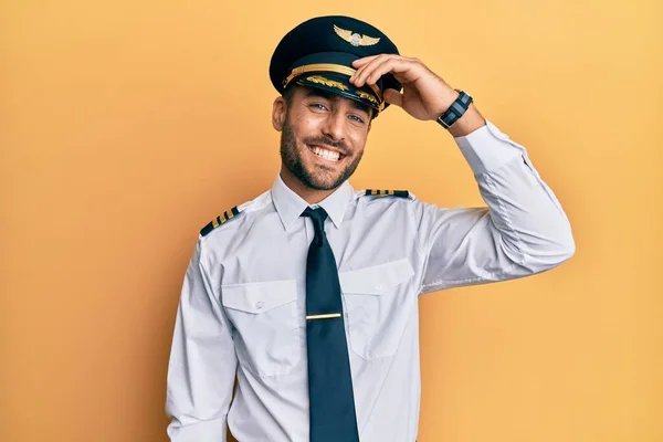 Knappe Spaanse Man Draagt Vliegtuig Piloot Uniform Glimlachen Zelfverzekerd Aanraken — Stockfoto