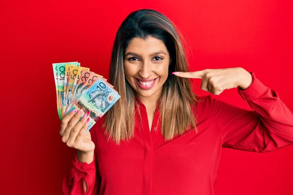 Belle Femme Brune Tenant Des Dollars Australiens Souriant Joyeuse Montrant — Photo