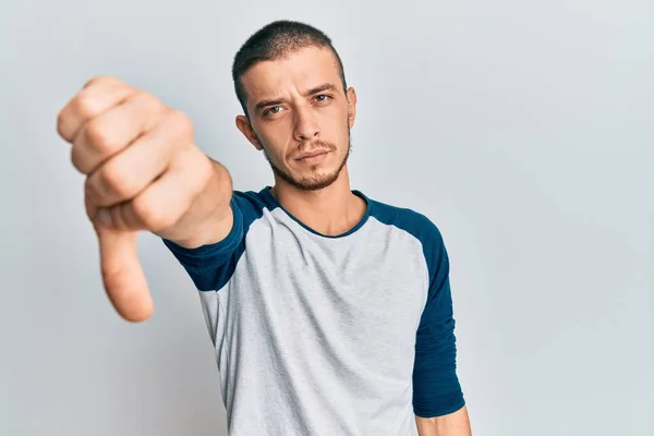 Jovem Hispânico Vestindo Roupas Casuais Que Parecem Infelizes Com Raiva — Fotografia de Stock