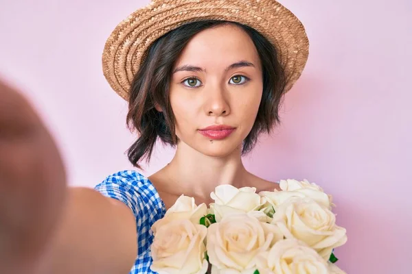 Yaz Şapkası Takan Genç Güzel Bir Kız Yüzünde Ciddi Bir — Stok fotoğraf