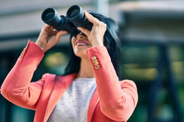 Joven Mujer Negocios Hermosa Sonriendo Feliz Busca Nuevas Oportunidades Utilizando — Foto de Stock