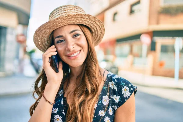 Giovane Donna Ispanica Vacanza Parlando Sullo Smartphone Strada Città — Foto Stock