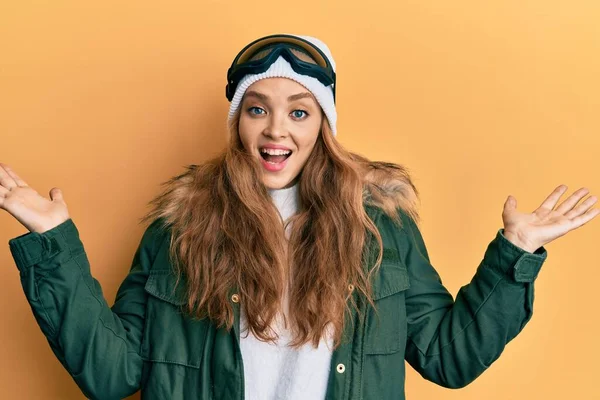 Beautiful Blonde Caucasian Woman Wearing Snow Wear Sky Glasses Celebrating — Stock Photo, Image