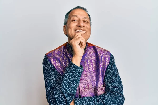 Homem Indiano Meia Idade Vestindo Roupas Tradicionais Indianas Sorrindo Olhando — Fotografia de Stock