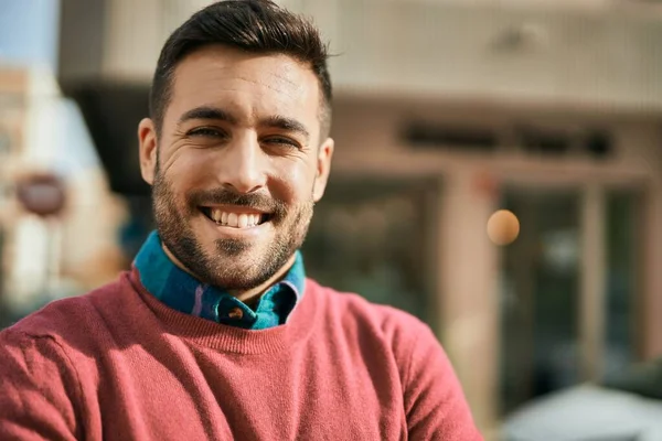 Jonge Spaanse Man Glimlachend Blij Staand Stad — Stockfoto
