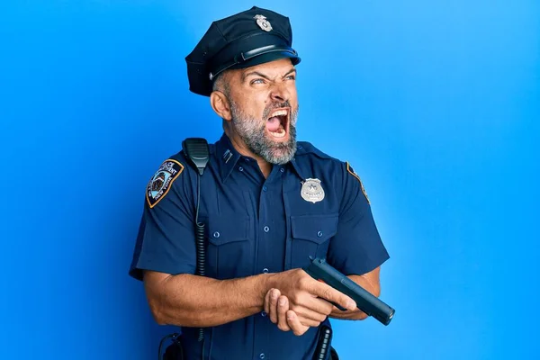 Pohledný Muž Středního Věku Policejní Uniformě Který Držel Ruce Zbraň — Stock fotografie