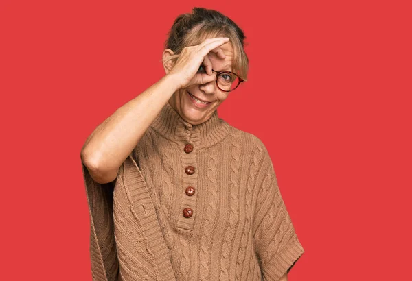 Mulher Loira Meia Idade Usando Suéter Óculos Sorrindo Feliz Fazendo — Fotografia de Stock