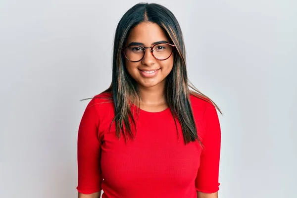 Junges Lateinisches Mädchen Lässiger Kleidung Und Brille Mit Einem Fröhlichen — Stockfoto