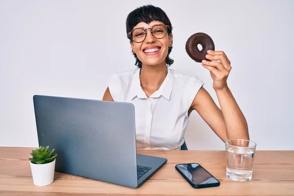 Hermosa Mujer Morena Trabajando Oficina Comiendo Rosquilla Chocolate Con Aspecto — Foto de Stock