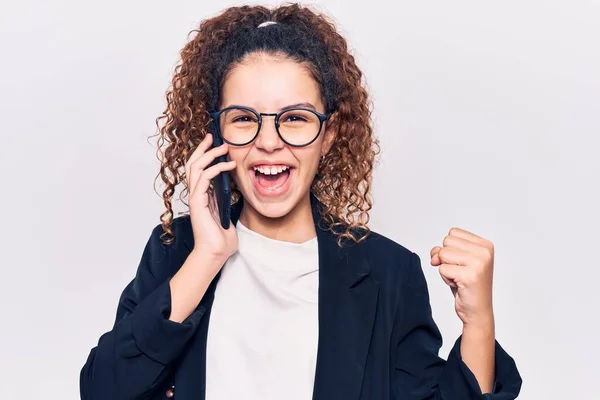 Menina Bonita Criança Com Cabelo Encaracolado Usando Óculos Tendo Conversa — Fotografia de Stock