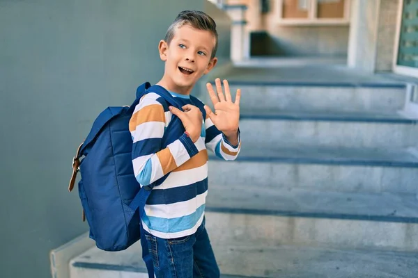 Adorable Estudiante Caucásico Sonriendo Feliz Diciendo Adiós Escuela —  Fotos de Stock