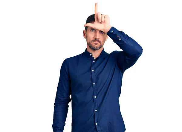 Mladý Pohledný Muž Ležérní Košili Dělat Legraci Lidí Prsty Čele — Stock fotografie