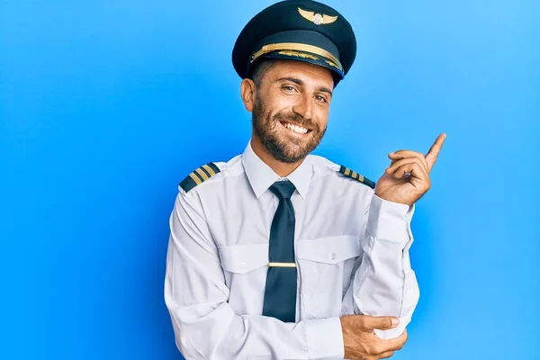 Bel Homme Barbu Portant Uniforme Pilote Avion Avec Grand Sourire — Photo