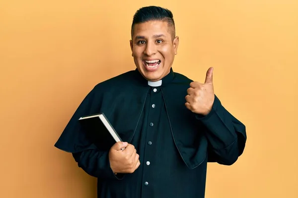 Fiatal Latin Pap Férfi Kezében Biblia Mosolygós Boldog Pozitív Hüvelykujj — Stock Fotó
