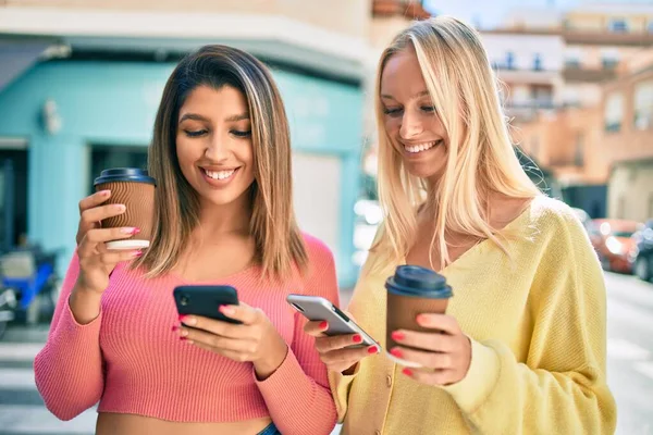 Dva Krásné Mladé Dívky Přátelé Spolu Baví Městě Pomocí Smartphonu — Stock fotografie