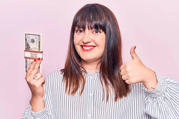 Mladá Velikost Žena Drží Dolary Úsměvem Šťastný Pozitivní Palec Nahoru — Stock fotografie