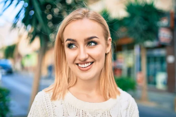 Jovem Loira Sorrindo Feliz Cidade — Fotografia de Stock