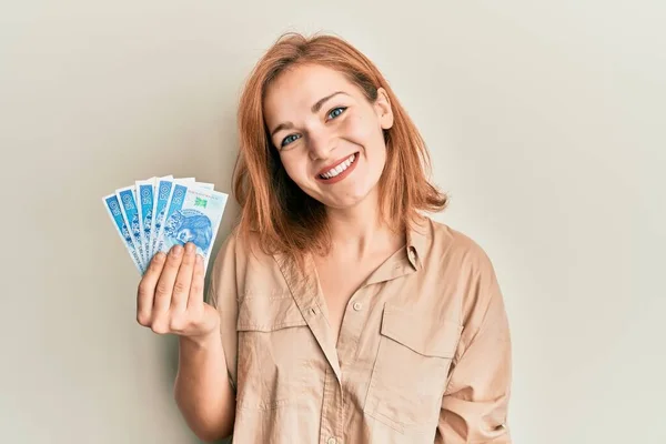 Mulher Branca Jovem Segurando Notas Zloty Polonês Olhando Positivo Feliz — Fotografia de Stock