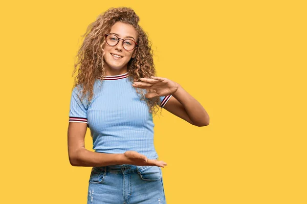 Prachtige Blanke Tiener Meisje Dragen Casual Kleding Glazen Gebaren Met — Stockfoto